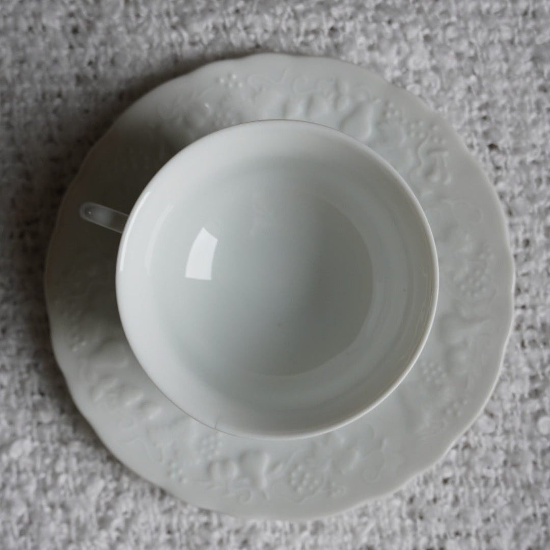 Tasse "Prune" en porcelaine de Limoges Philippe Deshoulières avec fruits en relief