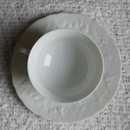 Tasse "Prune" en porcelaine de Limoges Philippe Deshoulières avec fruits en relief