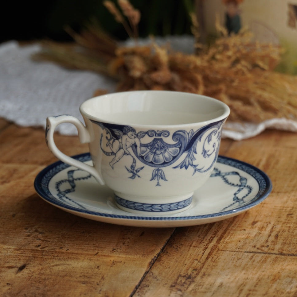 Tasse "Ariel" en porcelaine anglaise aux motifs bleutés Queen's HRP décor The Royal Palaces