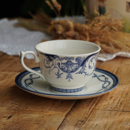 Tasse "Ariel" en porcelaine anglaise aux motifs bleutés Queen's HRP décor The Royal Palaces