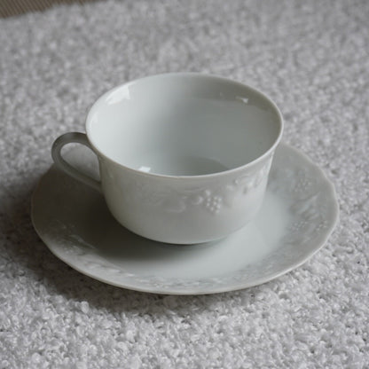 Tasse "Prune" en porcelaine de Limoges Philippe Deshoulières avec fruits en relief