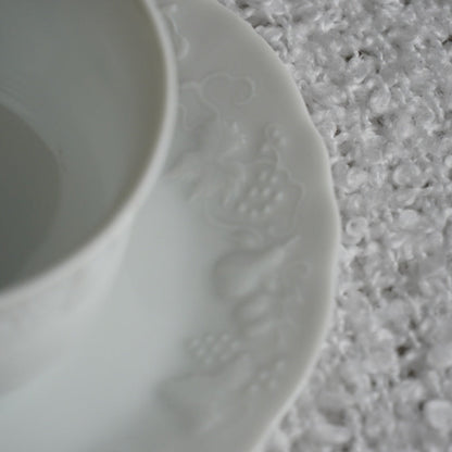 Tasse "Prune" en porcelaine de Limoges Philippe Deshoulières avec fruits en relief