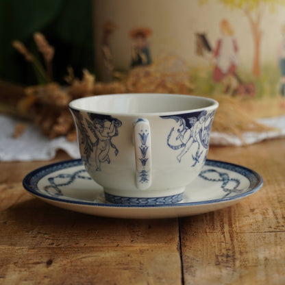 Tasse "Ariel" en porcelaine anglaise aux motifs bleutés Queen's HRP décor The Royal Palaces