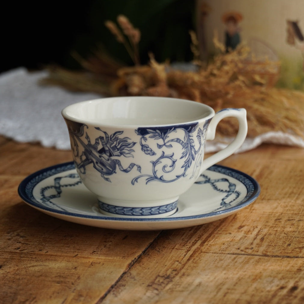 Tasse "Ariel" en porcelaine anglaise aux motifs bleutés Queen's HRP décor The Royal Palaces