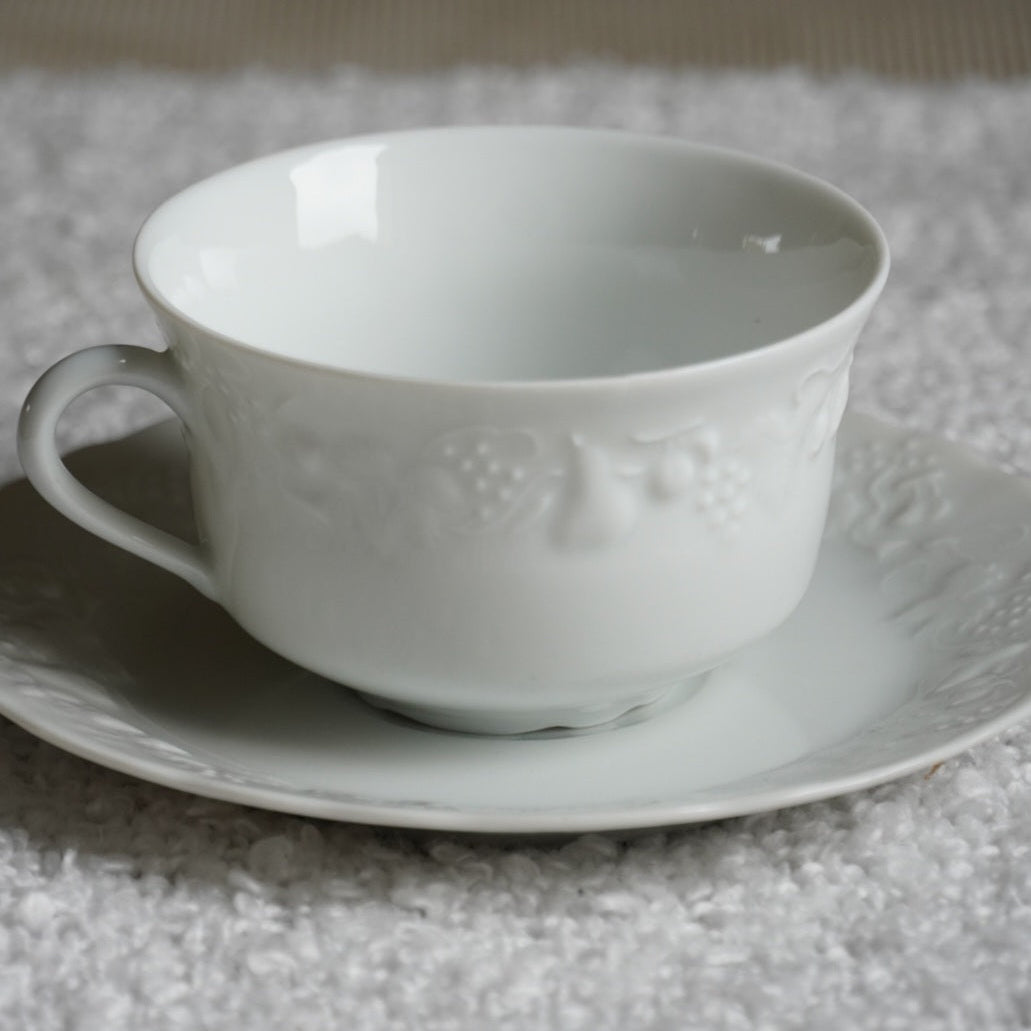 Tasse "Prune" en porcelaine de Limoges Philippe Deshoulières avec fruits en relief