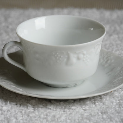 Tasse "Prune" en porcelaine de Limoges Philippe Deshoulières avec fruits en relief