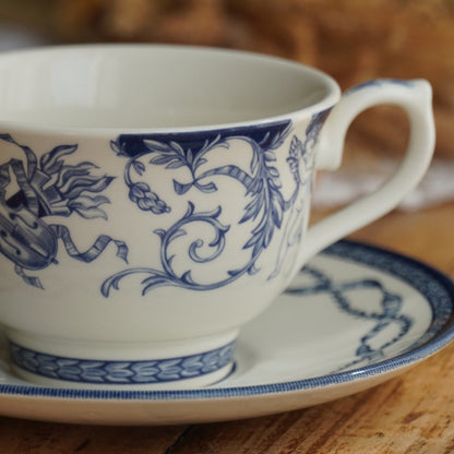 Tasse "Ariel" en porcelaine anglaise aux motifs bleutés Queen's HRP décor The Royal Palaces
