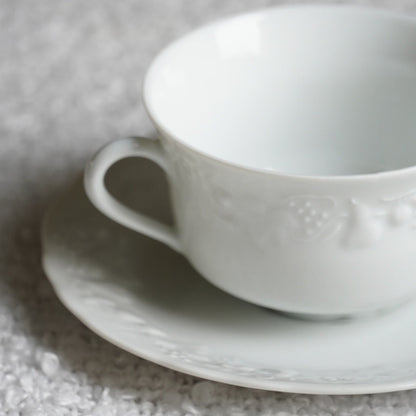 Tasse "Prune" en porcelaine de Limoges Philippe Deshoulières avec fruits en relief