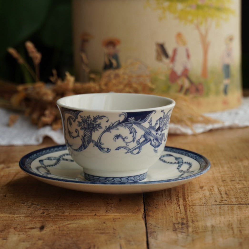 Tasse "Ariel" en porcelaine anglaise aux motifs bleutés Queen's HRP décor The Royal Palaces