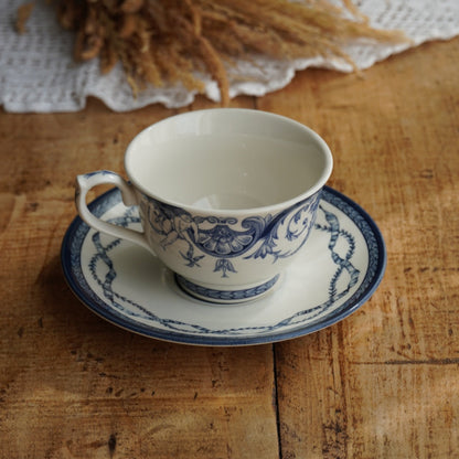 Tasse "Ariel" en porcelaine anglaise aux motifs bleutés Queen's HRP décor The Royal Palaces
