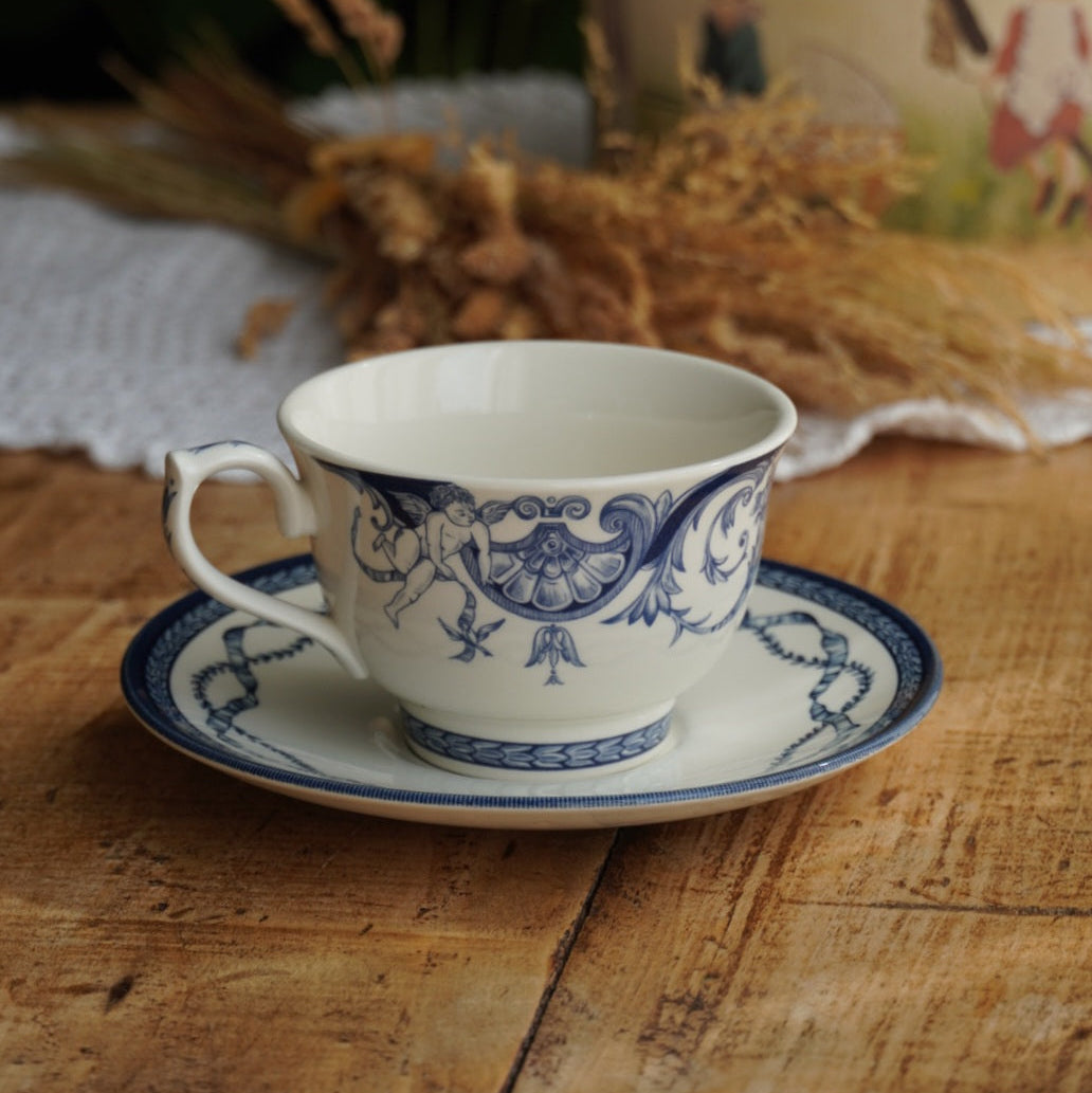 Tasse "Ariel" en porcelaine anglaise aux motifs bleutés Queen's HRP décor The Royal Palaces