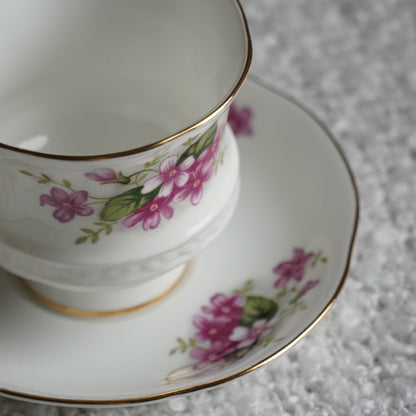 Petite tasse "Violet" en porcelaine anglaise fleurie et dorée signée Royal Ascott modèle Charming Violet