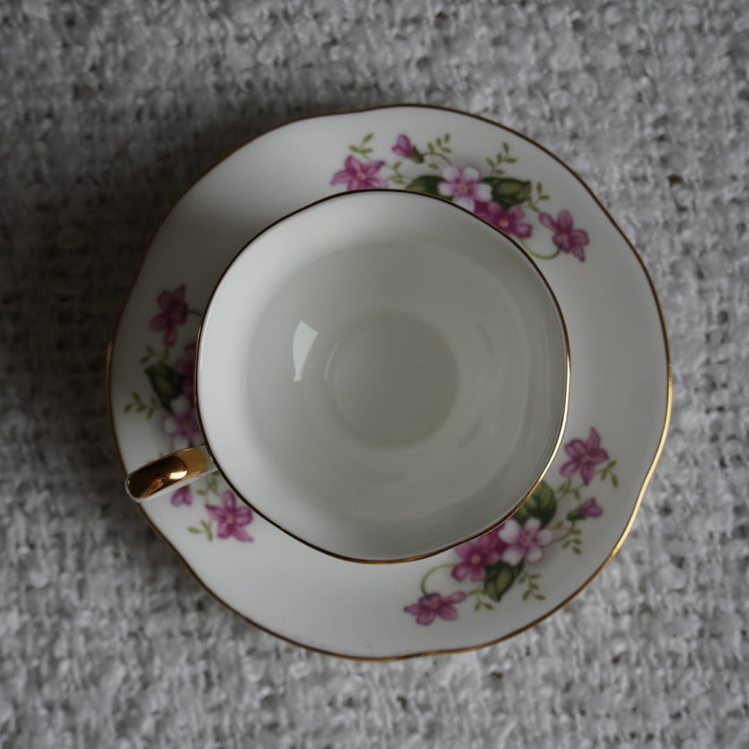 Petite tasse "Violet" en porcelaine anglaise fleurie et dorée signée Royal Ascott modèle Charming Violet