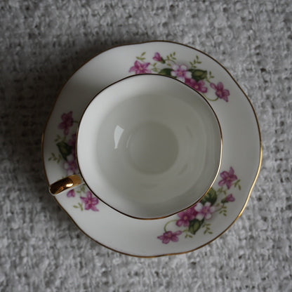 Petite tasse "Violet" en porcelaine anglaise fleurie et dorée signée Royal Ascott modèle Charming Violet