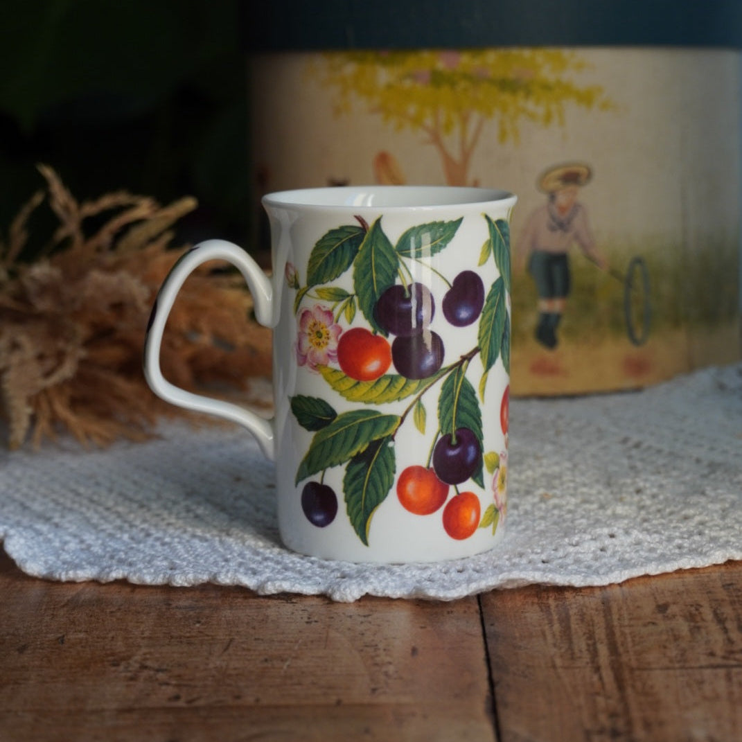 Mug "Cherry" en porcelaine anglaise aux motifs fruités Roy Kirkham modèle Sweet Cherry