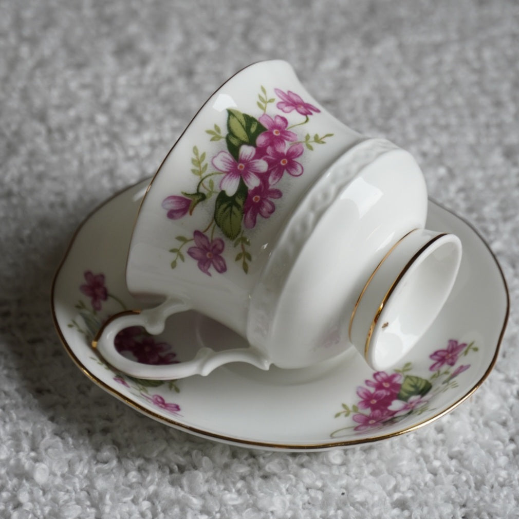 Petite tasse "Violet" en porcelaine anglaise fleurie et dorée signée Royal Ascott modèle Charming Violet