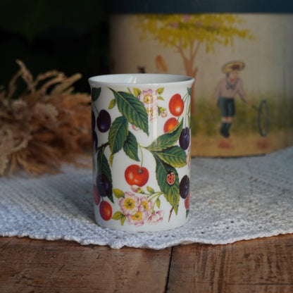 Mug "Cherry" en porcelaine anglaise aux motifs fruités Roy Kirkham modèle Sweet Cherry