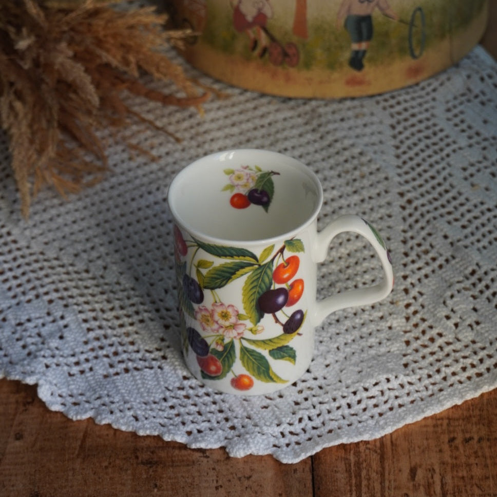 Mug "Cherry" en porcelaine anglaise aux motifs fruités Roy Kirkham modèle Sweet Cherry