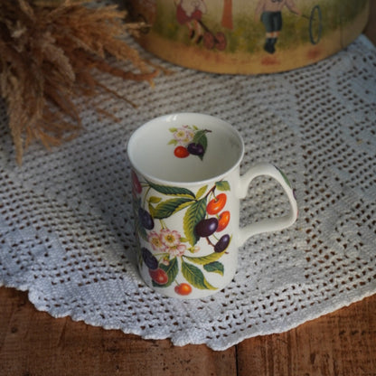 Mug "Cherry" en porcelaine anglaise aux motifs fruités Roy Kirkham modèle Sweet Cherry