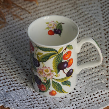Mug "Cherry" en porcelaine anglaise aux motifs fruités Roy Kirkham modèle Sweet Cherry