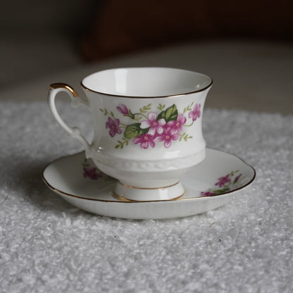 Petite tasse "Violet" en porcelaine anglaise fleurie et dorée signée Royal Ascott modèle Charming Violet