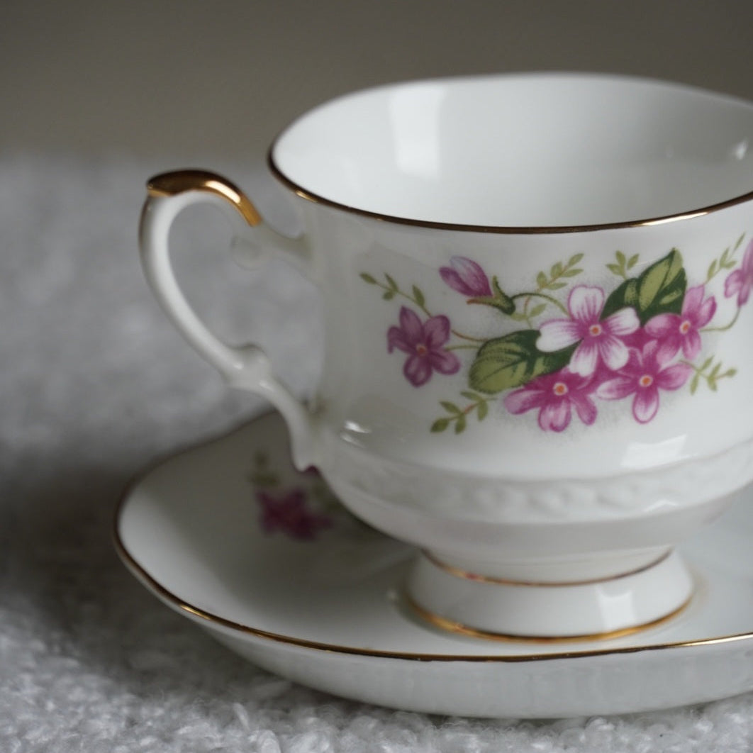 Petite tasse "Violet" en porcelaine anglaise fleurie et dorée signée Royal Ascott modèle Charming Violet