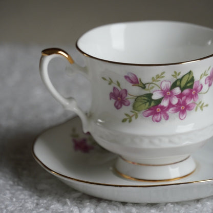 Petite tasse "Violet" en porcelaine anglaise fleurie et dorée signée Royal Ascott modèle Charming Violet