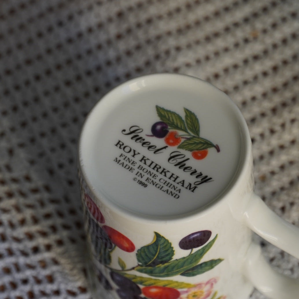 Mug "Cherry" en porcelaine anglaise aux motifs fruités Roy Kirkham modèle Sweet Cherry