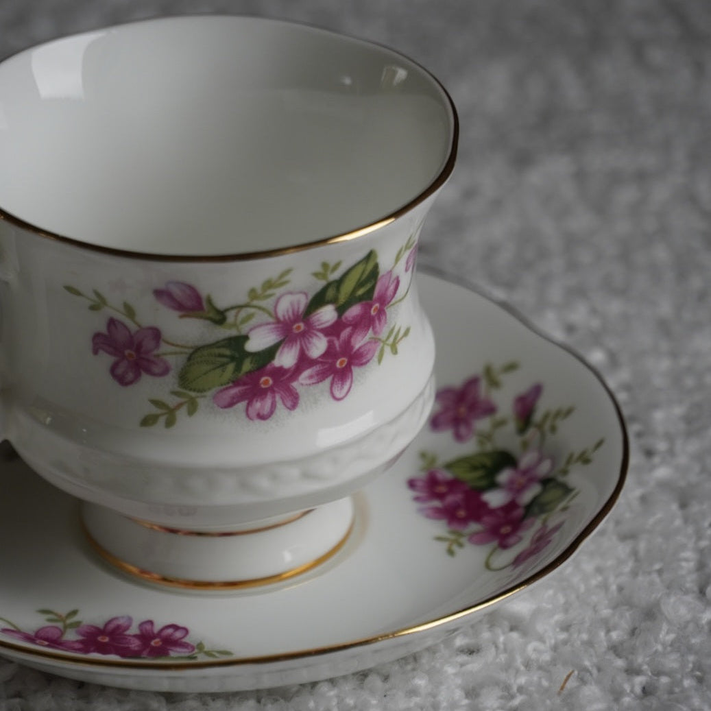 Petite tasse "Violet" en porcelaine anglaise fleurie et dorée signée Royal Ascott modèle Charming Violet