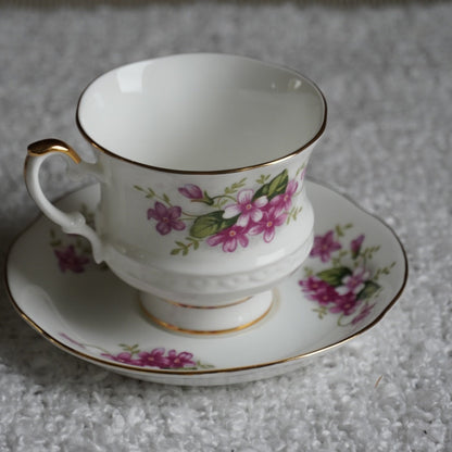 Petite tasse "Violet" en porcelaine anglaise fleurie et dorée signée Royal Ascott modèle Charming Violet