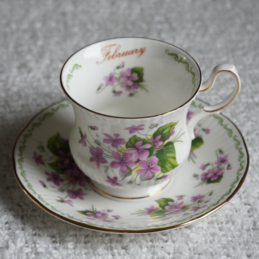 Tasse "Winter" en porcelaine anglaise du mois de Février Queen's