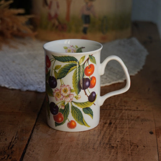 Mug "Cherry" en porcelaine anglaise aux motifs fruités Roy Kirkham modèle Sweet Cherry