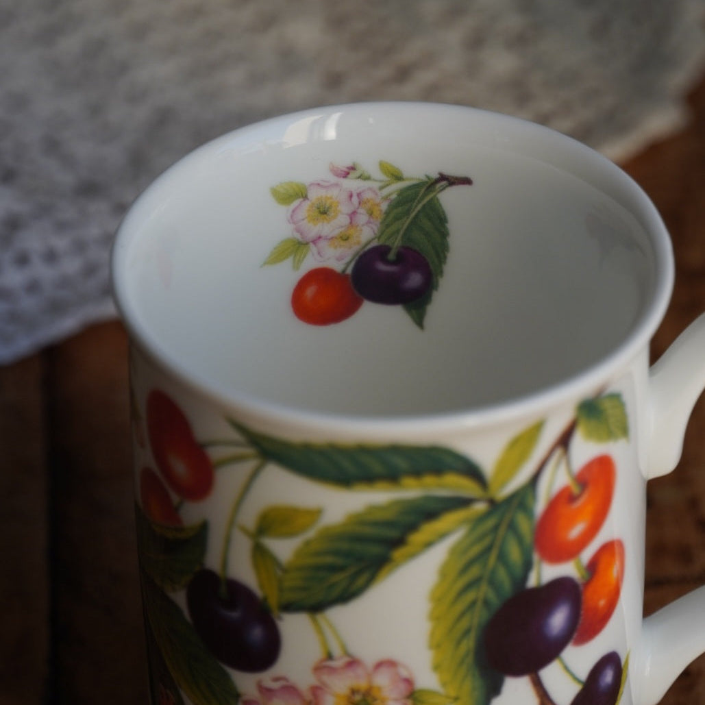 Mug "Cherry" en porcelaine anglaise aux motifs fruités Roy Kirkham modèle Sweet Cherry