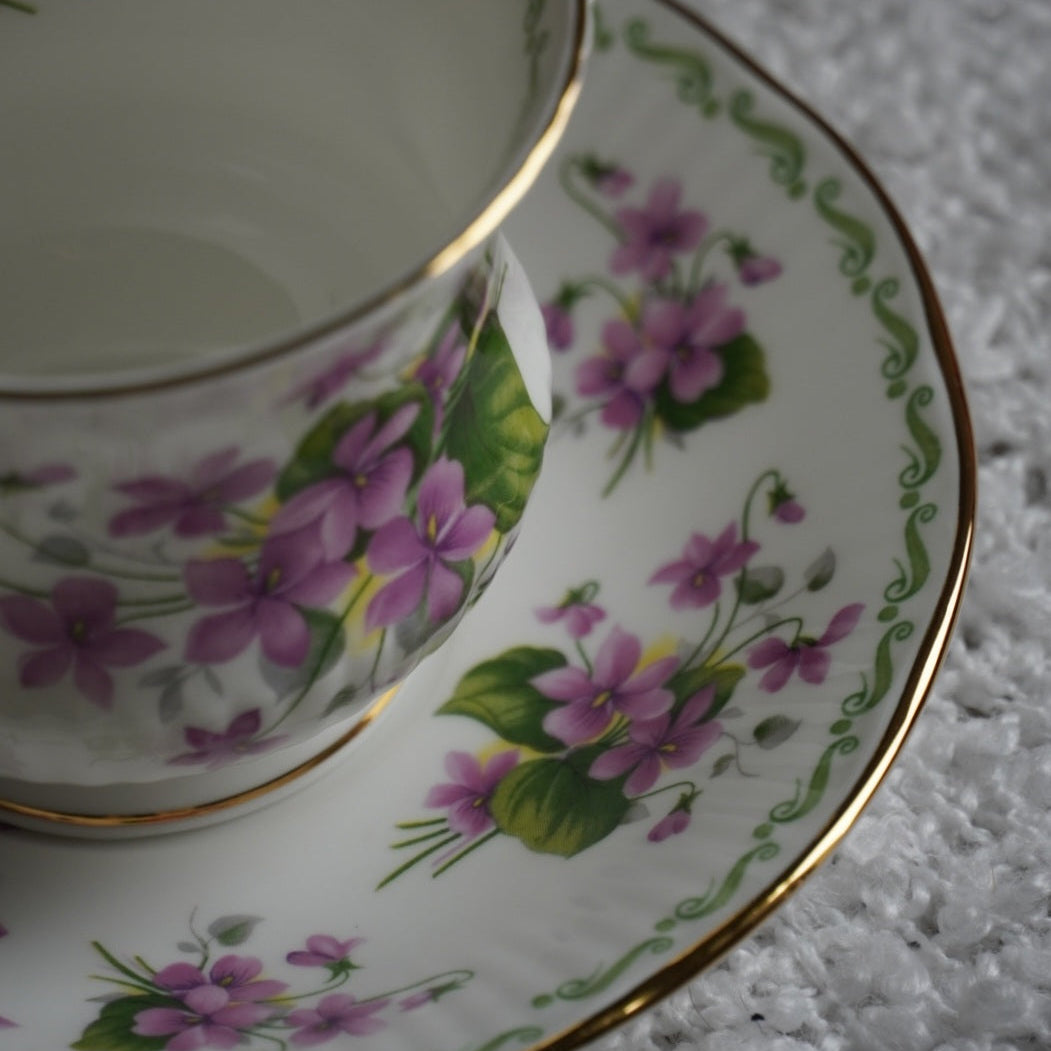 Tasse "Winter" en porcelaine anglaise du mois de Février Queen's