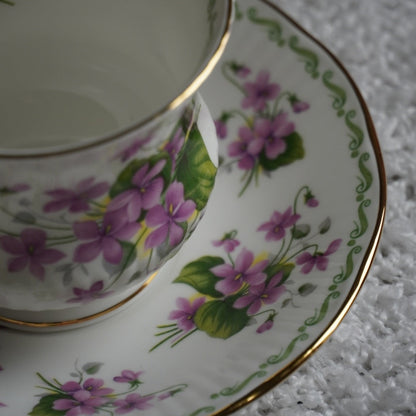 Tasse "Winter" en porcelaine anglaise du mois de Février Queen's