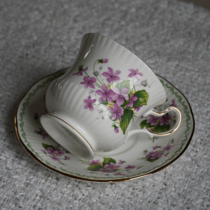 Tasse "Winter" en porcelaine anglaise du mois de Février Queen's
