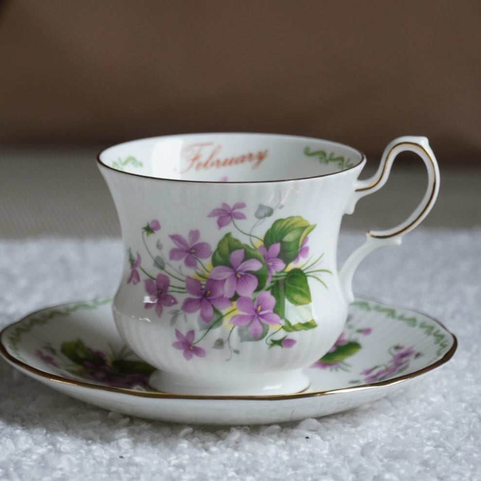 Tasse "Winter" en porcelaine anglaise du mois de Février Queen's