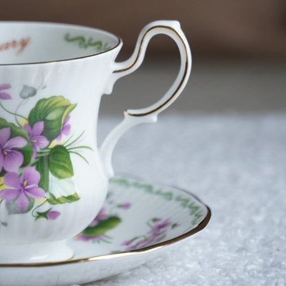 Tasse "Winter" en porcelaine anglaise du mois de Février Queen's