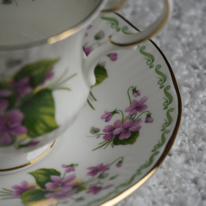 Tasse "Winter" en porcelaine anglaise du mois de Février Queen's