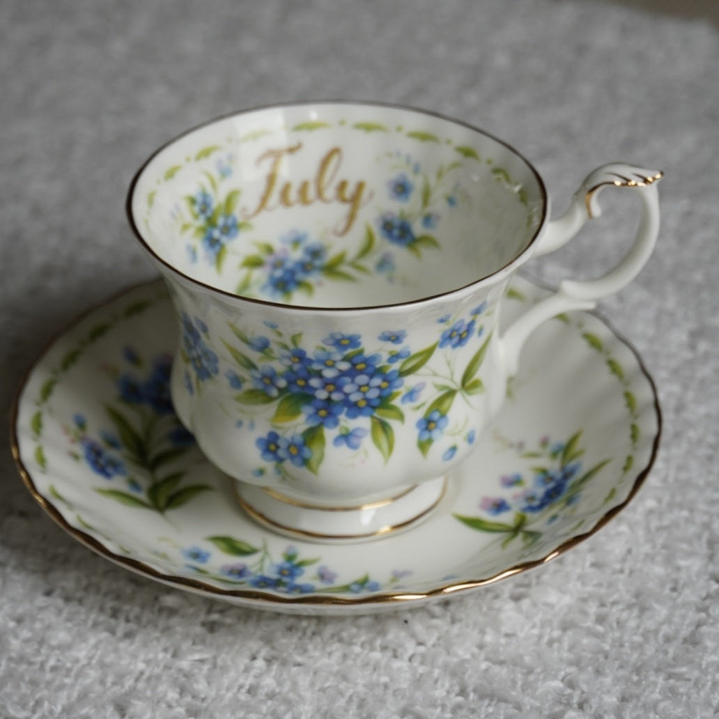 Tasse "Juillet" en porcelaine anglaise Royal Albert