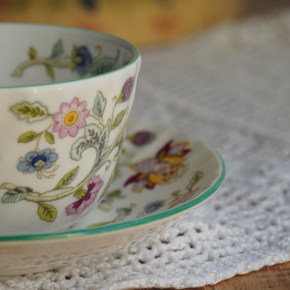 Tasse "Joyce" en porcelaine anglaise fleurie Minton modèle Haddon Hall
