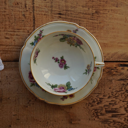 Grande tasse "Marceleine" en porcelaine de Limoges fleurie et dorée L. Bernardaud & Co