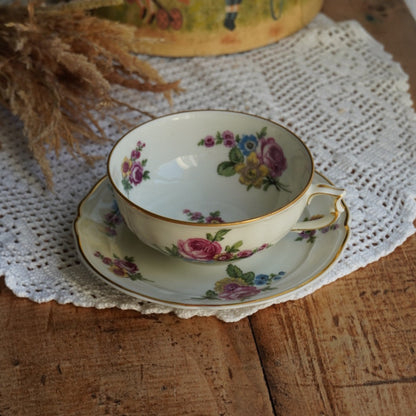 Grande tasse "Marceleine" en porcelaine de Limoges fleurie et dorée L. Bernardaud & Co
