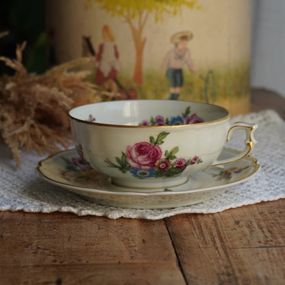 Grande tasse "Marceleine" en porcelaine de Limoges fleurie et dorée L. Bernardaud & Co
