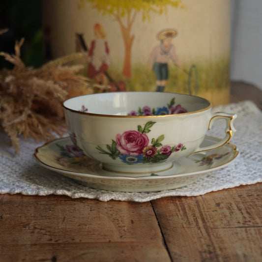 Grande tasse "Marceleine" en porcelaine de Limoges fleurie et dorée L. Bernardaud & Co