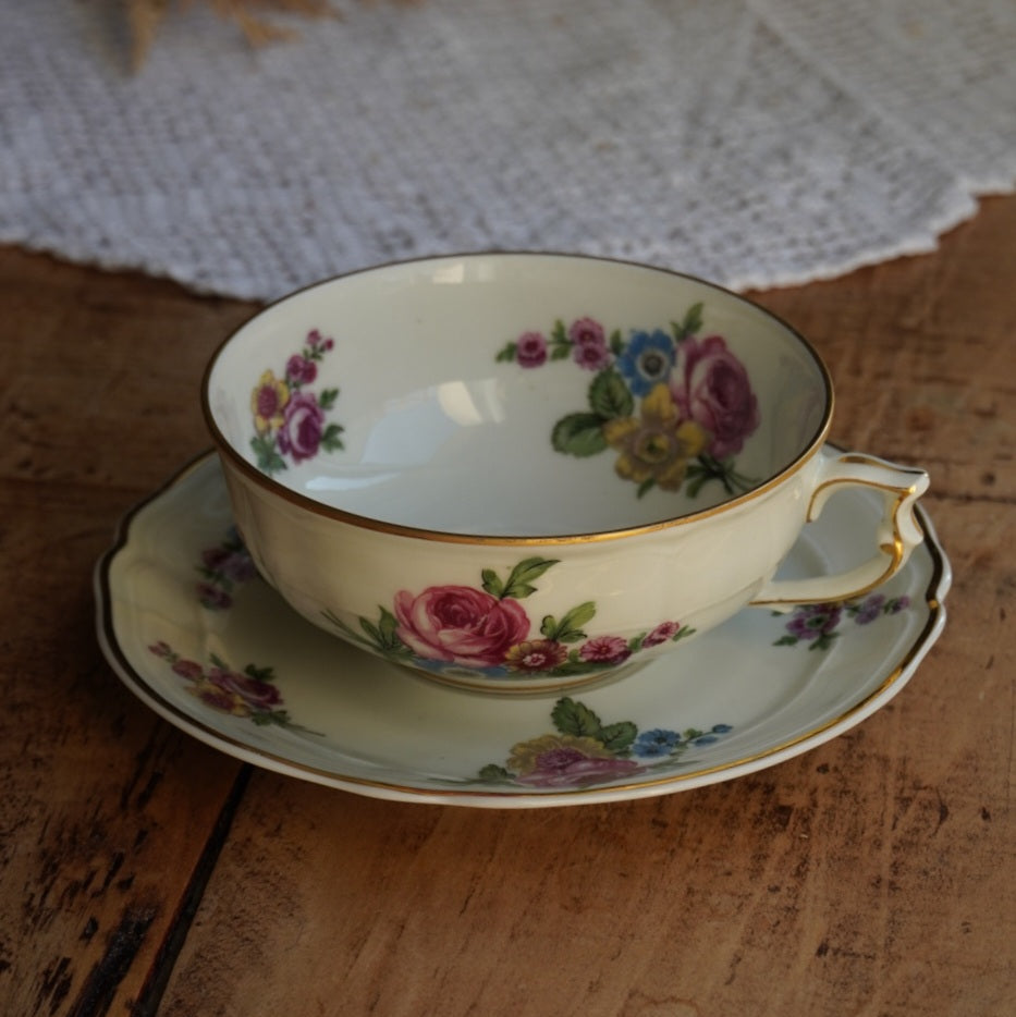 Grande tasse "Marceleine" en porcelaine de Limoges fleurie et dorée L. Bernardaud & Co