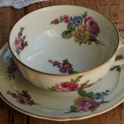Grande tasse "Marceleine" en porcelaine de Limoges fleurie et dorée L. Bernardaud & Co
