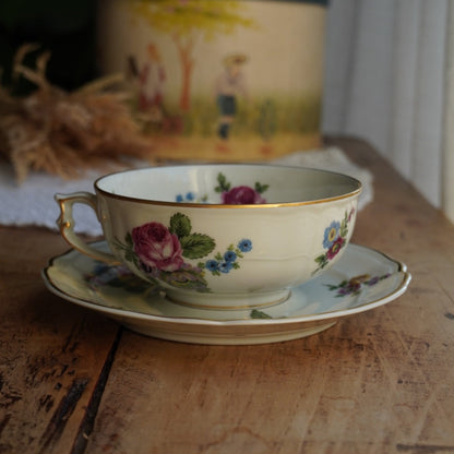 Grande tasse "Marceleine" en porcelaine de Limoges fleurie et dorée L. Bernardaud & Co