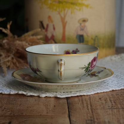 Grande tasse "Marceleine" en porcelaine de Limoges fleurie et dorée L. Bernardaud & Co