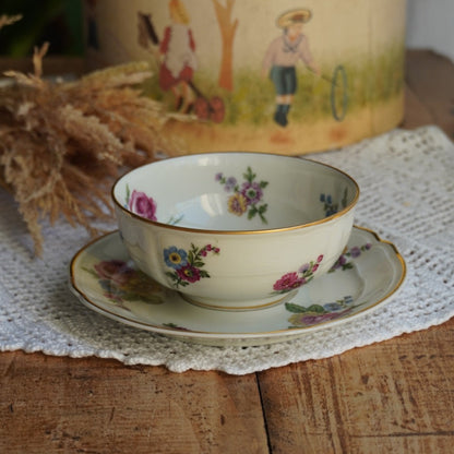 Grande tasse "Marceleine" en porcelaine de Limoges fleurie et dorée L. Bernardaud & Co